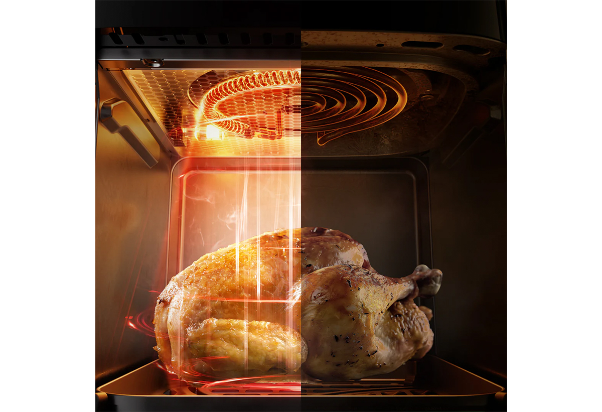 Απεικονίζεται ένα κοτόπουλο να μαγειρεύεται στη φριτέζα.